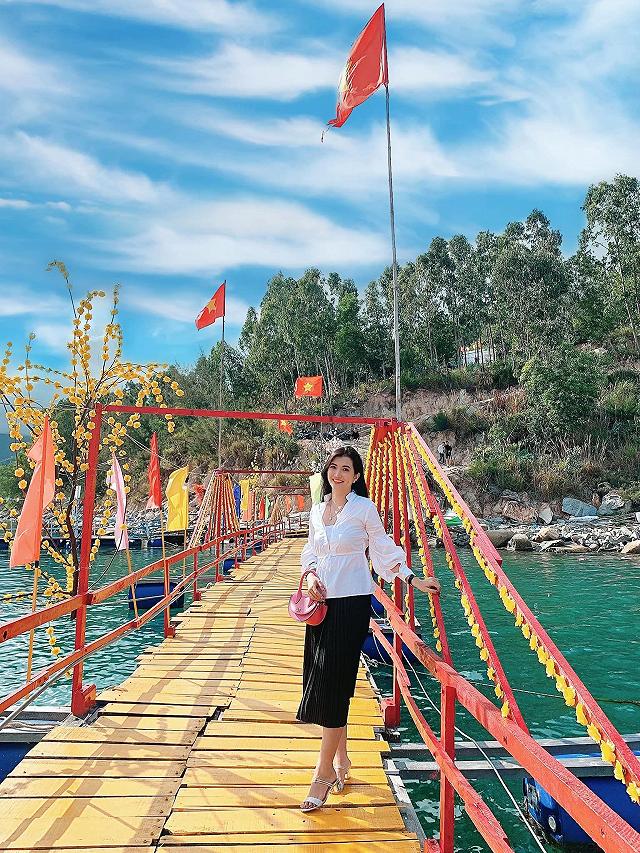 Sài Gòn nóng quá, rủ bạn bè đi bè nổi giữa biển, tắm đã ăn hải sản tươi ngon thôi nào! - ảnh 2 sai gon nong qua, ru ban be di be noi giua bien, tam da an hai san tuoi ngon thoi nao! - anh 2