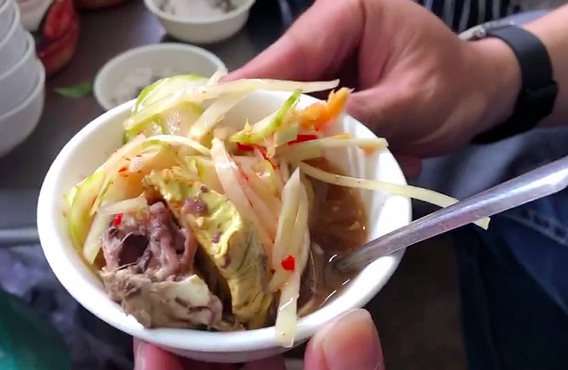 di du lich da nang, co gai sai gon bat ngo truoc cach an trung vit lon khac xa mot troi mot vuc giua hai noi - anh 4