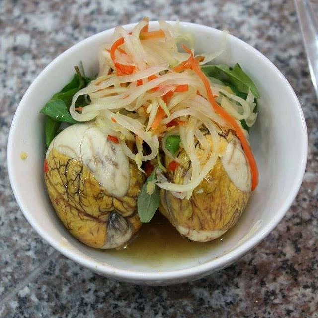 di du lich da nang, co gai sai gon bat ngo truoc cach an trung vit lon khac xa mot troi mot vuc giua hai noi - anh 3