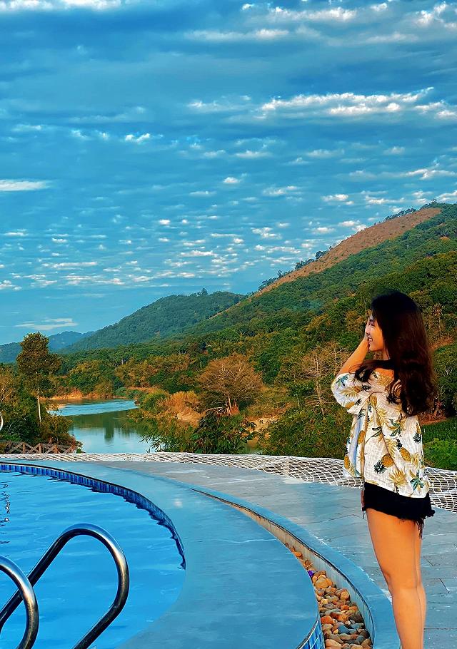Phát hiện điểm trốn nắng tắm hồ bơi vô cực view núi rừng đẹp như 'thiên đường Bali' sát Sài Gòn - ảnh 1 phat hien diem tron nang tam ho boi vo cuc view nui rung dep nhu "thien duong bali" sat sai gon - anh 1