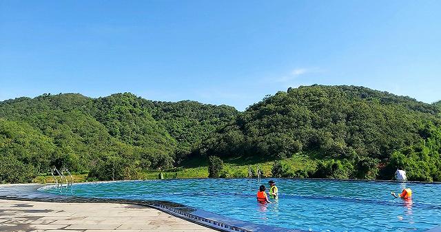 Phát hiện điểm trốn nắng tắm hồ bơi vô cực view núi rừng đẹp như 'thiên đường Bali' sát Sài Gòn - ảnh 5 phat hien diem tron nang tam ho boi vo cuc view nui rung dep nhu "thien duong bali" sat sai gon - anh 5