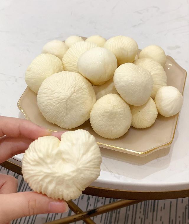 Thử một lần mê luôn MỘNG DỪA TƯƠI NGỌT MÁT đặc sản của miền tây - ảnh 3 thu mot lan me luon mong dua tuoi ngot mat dac san cua mien tay - anh 3