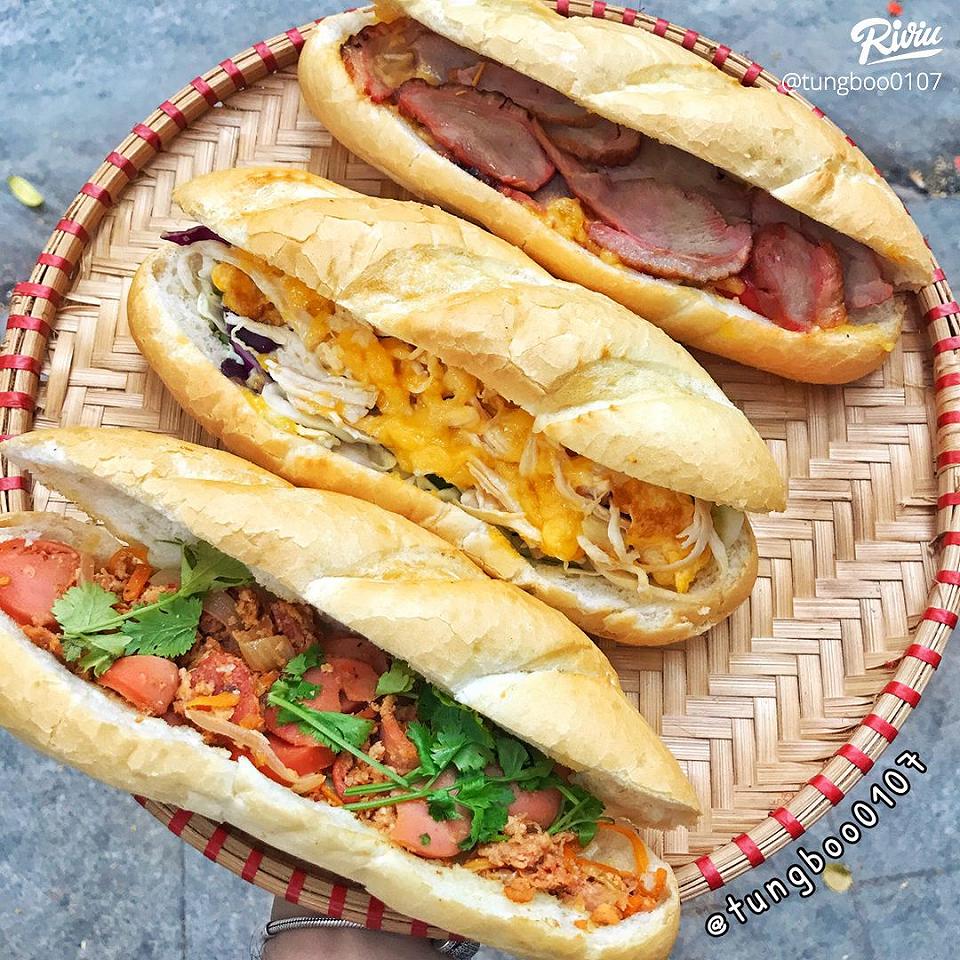 Bánh mì xuyên màn đêm, Team bay lắc, Quán Bánh mì dân tổ - Đặt chân đến quán bánh mì dân tổ vào ban đêm, thưởng thức bánh mì xuyên màn đêm, và nhìn thấy team bay lắc vui chơi bên nhau là một trải nghiệm thú vị không nên bỏ qua. Xem các hình ảnh của đám trẻ kết nối với nhau trong một không gian khác lạ sẽ khiến bạn cảm thấy thích thú.