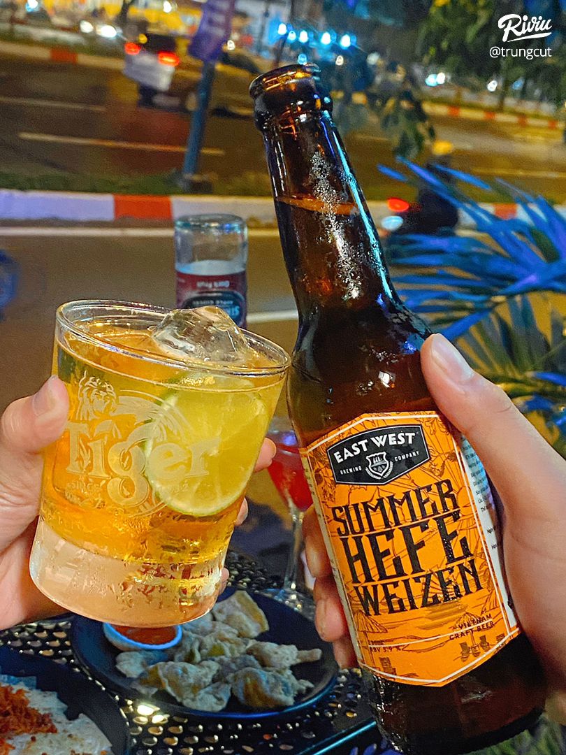 Uống beer đường phố Giá vỉa hè, cực chill bên hông đường ray xe ...