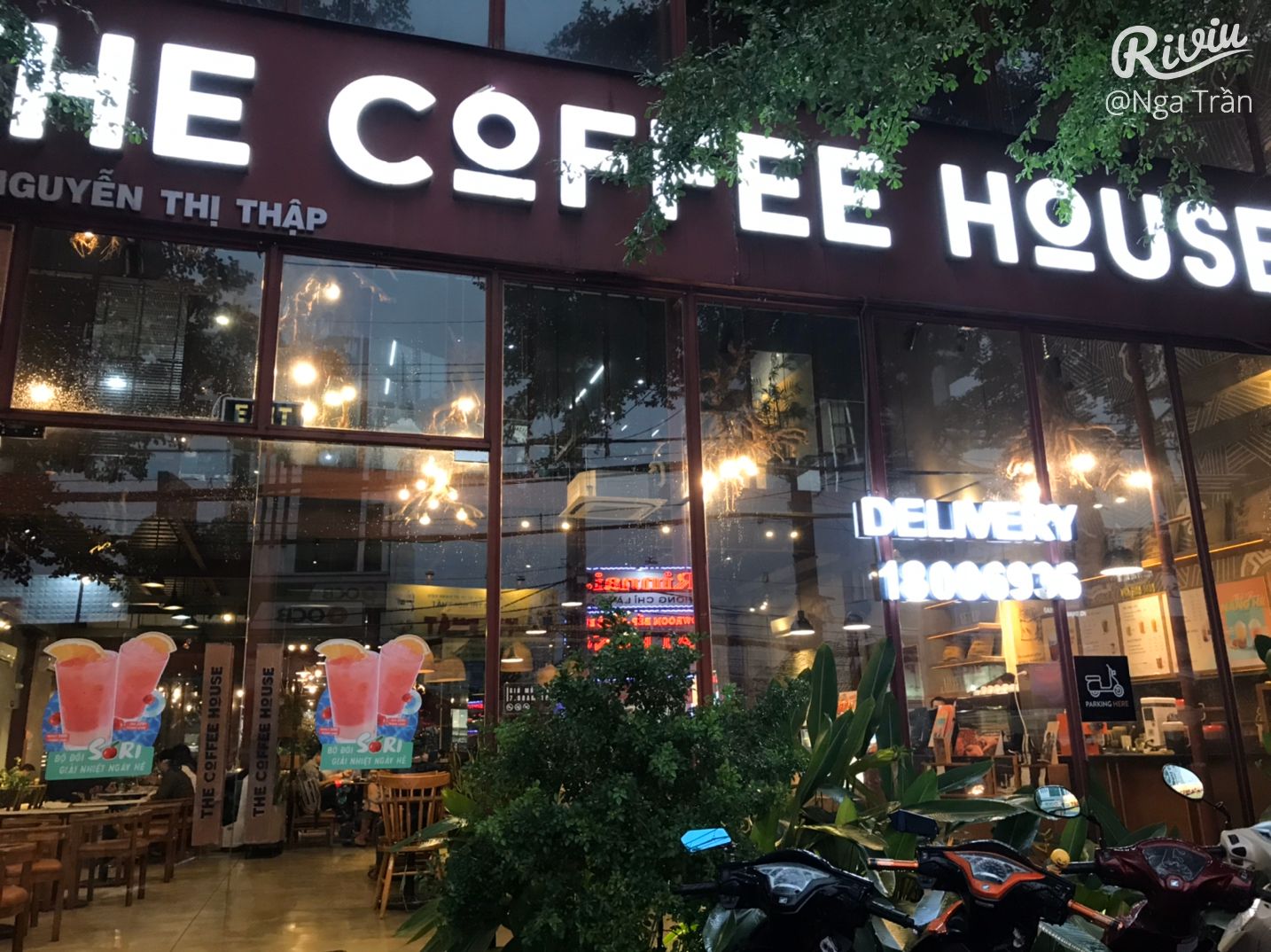 Không gian rộng rãi. về The Coffee House - Nguyễn Thị Thập | riviu.vn