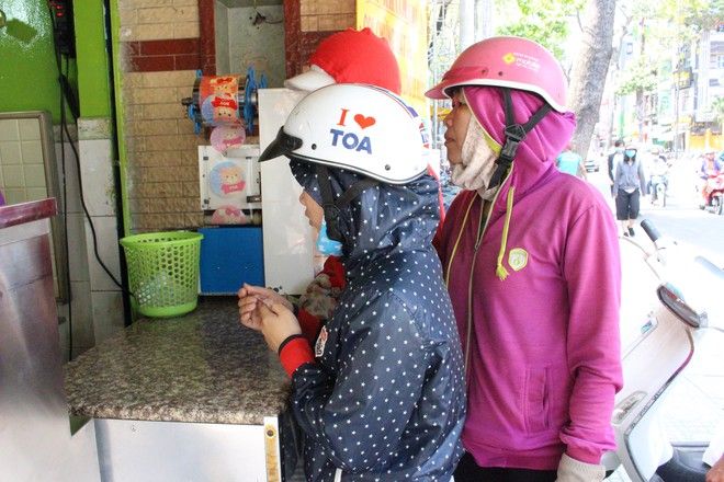 Tiệm trà sữa lạ đời nhất Sài Gòn: 'Không được mua quá 2 ly, muốn mua thêm xếp hàng lại từ đầu' - ảnh 6 tiem tra sua la doi nhat sai gon: "khong duoc mua qua 2 ly, muon mua them xep hang lai tu dau" - anh 6