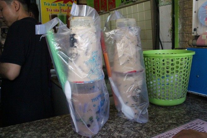 Tiệm trà sữa lạ đời nhất Sài Gòn: 'Không được mua quá 2 ly, muốn mua thêm xếp hàng lại từ đầu' - ảnh 8 tiem tra sua la doi nhat sai gon: "khong duoc mua qua 2 ly, muon mua them xep hang lai tu dau" - anh 8