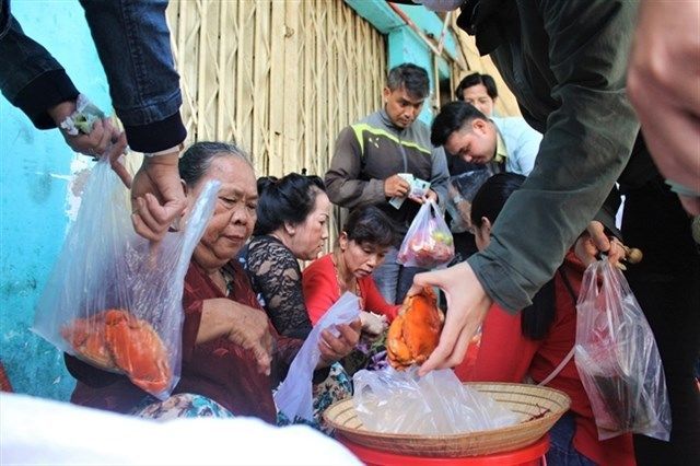 Sau một thời gây bão: mâm cua dì ba chỉ còn mối quen, bánh tráng Diva Cát Thy vẫn đông không chịu hạ nhiệt - ảnh 3 sau mot thoi gay bao: mam cua di ba chi con moi quen, banh trang diva cat thy van dong khong chiu ha nhiet - anh 3