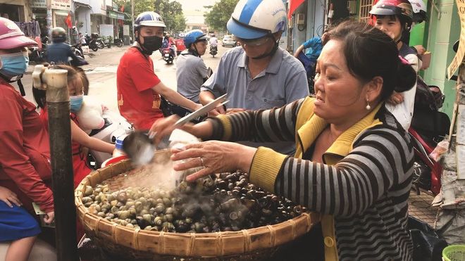 Sau một thời gây bão: mâm cua dì ba chỉ còn mối quen, bánh tráng Diva Cát Thy vẫn đông không chịu hạ nhiệt - ảnh 25 sau mot thoi gay bao: mam cua di ba chi con moi quen, banh trang diva cat thy van dong khong chiu ha nhiet - anh 25