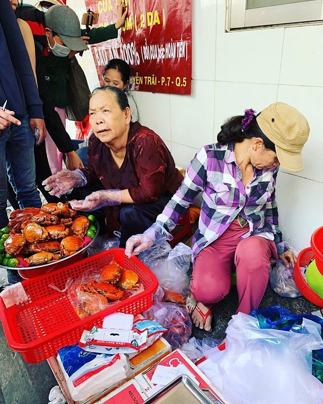 Sau một thời gây bão: mâm cua dì ba chỉ còn mối quen, bánh tráng Diva Cát Thy vẫn đông không chịu hạ nhiệt - ảnh 4 sau mot thoi gay bao: mam cua di ba chi con moi quen, banh trang diva cat thy van dong khong chiu ha nhiet - anh 4