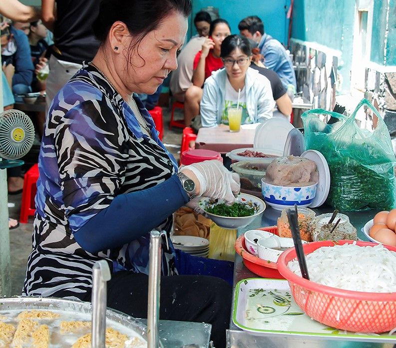 Sau một thời gây bão: mâm cua dì ba chỉ còn mối quen, bánh tráng Diva Cát Thy vẫn đông không chịu hạ nhiệt - ảnh 28 sau mot thoi gay bao: mam cua di ba chi con moi quen, banh trang diva cat thy van dong khong chiu ha nhiet - anh 28