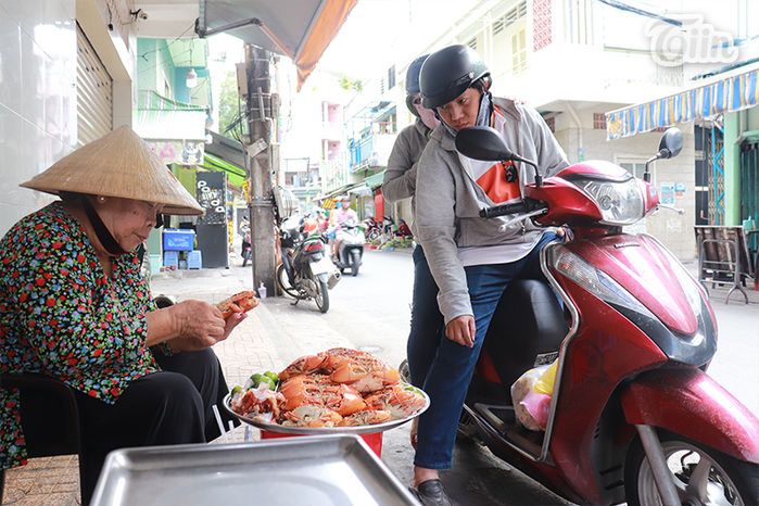 Sau một thời gây bão: mâm cua dì ba chỉ còn mối quen, bánh tráng Diva Cát Thy vẫn đông không chịu hạ nhiệt - ảnh 7 sau mot thoi gay bao: mam cua di ba chi con moi quen, banh trang diva cat thy van dong khong chiu ha nhiet - anh 7