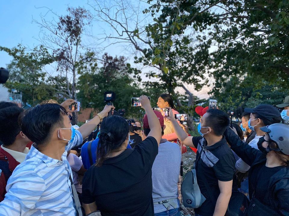 Sau một thời gây bão: mâm cua dì ba chỉ còn mối quen, bánh tráng Diva Cát Thy vẫn đông không chịu hạ nhiệt - ảnh 13 sau mot thoi gay bao: mam cua di ba chi con moi quen, banh trang diva cat thy van dong khong chiu ha nhiet - anh 13