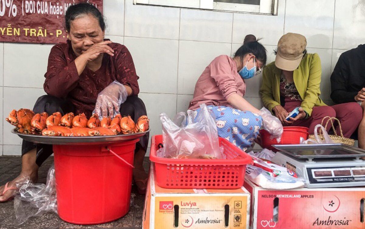 Sau một thời gây bão: mâm cua dì ba chỉ còn mối quen, bánh tráng Diva Cát Thy vẫn đông không chịu hạ nhiệt - ảnh 8 sau mot thoi gay bao: mam cua di ba chi con moi quen, banh trang diva cat thy van dong khong chiu ha nhiet - anh 8