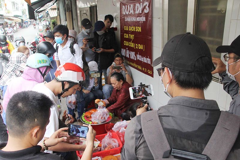 Sau một thời gây bão: mâm cua dì ba chỉ còn mối quen, bánh tráng Diva Cát Thy vẫn đông không chịu hạ nhiệt - ảnh 2 sau mot thoi gay bao: mam cua di ba chi con moi quen, banh trang diva cat thy van dong khong chiu ha nhiet - anh 2