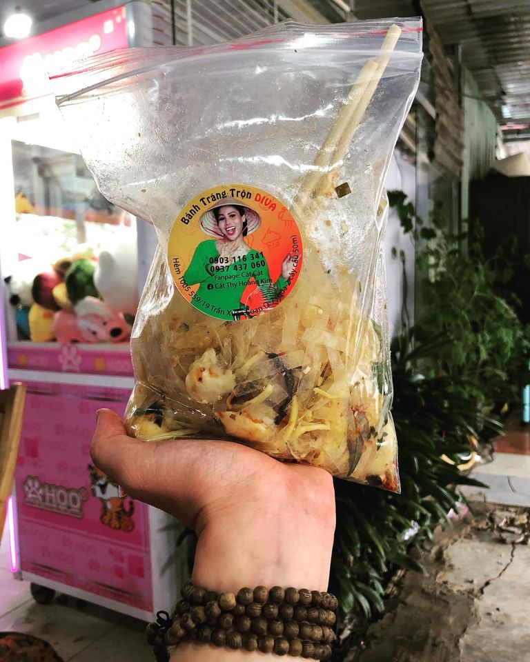 Sau một thời gây bão: mâm cua dì ba chỉ còn mối quen, bánh tráng Diva Cát Thy vẫn đông không chịu hạ nhiệt - ảnh 11 sau mot thoi gay bao: mam cua di ba chi con moi quen, banh trang diva cat thy van dong khong chiu ha nhiet - anh 11