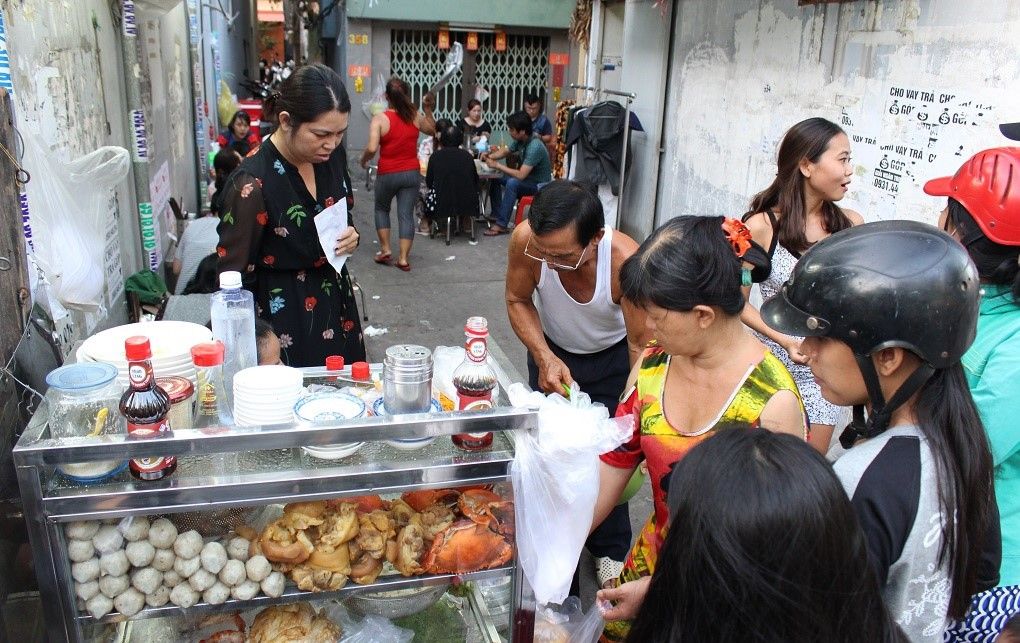 Sau một thời gây bão: mâm cua dì ba chỉ còn mối quen, bánh tráng Diva Cát Thy vẫn đông không chịu hạ nhiệt - ảnh 20 sau mot thoi gay bao: mam cua di ba chi con moi quen, banh trang diva cat thy van dong khong chiu ha nhiet - anh 20