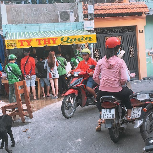 Sau một thời gây bão: mâm cua dì ba chỉ còn mối quen, bánh tráng Diva Cát Thy vẫn đông không chịu hạ nhiệt - ảnh 16 sau mot thoi gay bao: mam cua di ba chi con moi quen, banh trang diva cat thy van dong khong chiu ha nhiet - anh 16
