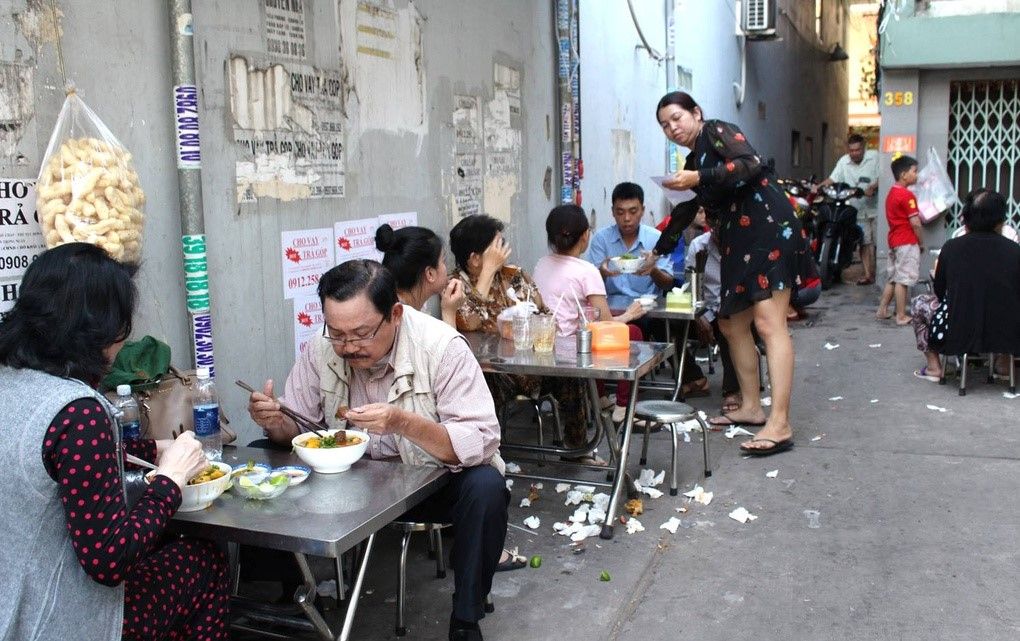 Sau một thời gây bão: mâm cua dì ba chỉ còn mối quen, bánh tráng Diva Cát Thy vẫn đông không chịu hạ nhiệt - ảnh 22 sau mot thoi gay bao: mam cua di ba chi con moi quen, banh trang diva cat thy van dong khong chiu ha nhiet - anh 22