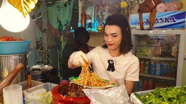 Sau một thời gây bão: mâm cua dì ba chỉ còn mối quen, bánh tráng Diva Cát Thy vẫn đông không chịu hạ nhiệt - ảnh 15 sau mot thoi gay bao: mam cua di ba chi con moi quen, banh trang diva cat thy van dong khong chiu ha nhiet - anh 15