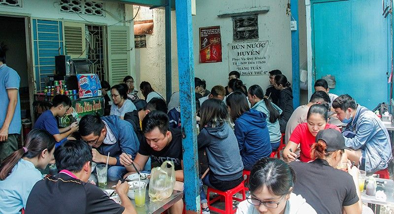 Sau một thời gây bão: mâm cua dì ba chỉ còn mối quen, bánh tráng Diva Cát Thy vẫn đông không chịu hạ nhiệt - ảnh 29 sau mot thoi gay bao: mam cua di ba chi con moi quen, banh trang diva cat thy van dong khong chiu ha nhiet - anh 29