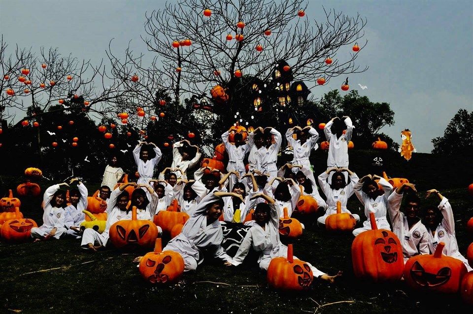 'Quẩy tưng bừng' tại LỄ HỘI HALLOWEEN ĐỘC NHẤT VÔ NHỊ rùng rợn nhất Hà Nội - ảnh 36 "quay tung bung" tai le hoi halloween doc nhat vo nhi rung ron nhat ha noi - anh 36