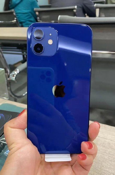 iphone 12 mau xanh navy thuc te khac xa tren hinh, fans khoc thet: nhin phen qua! - anh 4