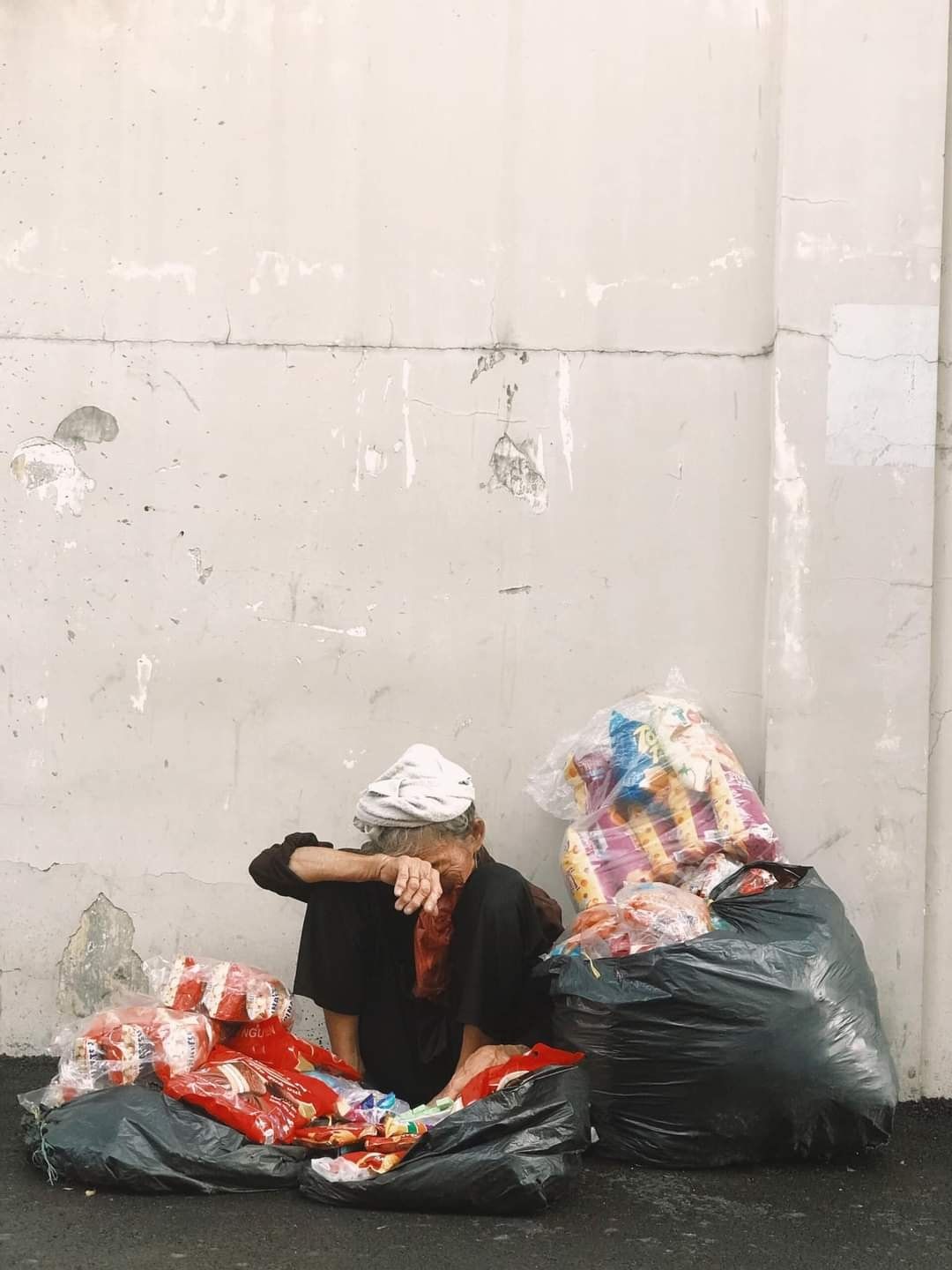 ba cu ban snack sau lung nha tho hanh thong tay - anh 1