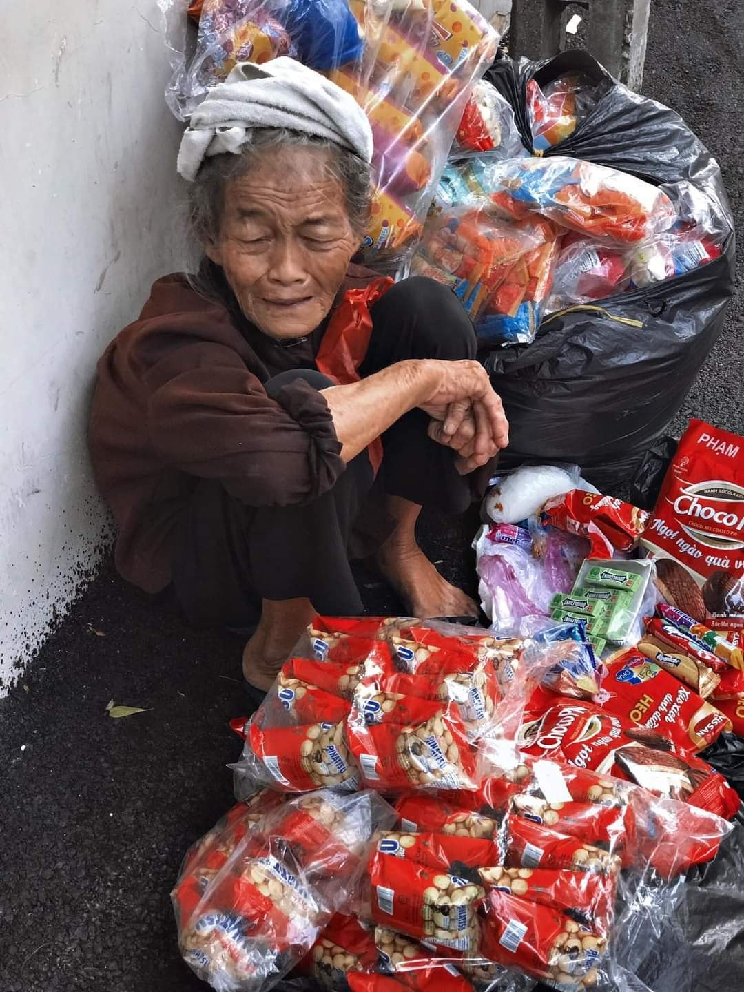 ba cu ban snack sau lung nha tho hanh thong tay - anh 2