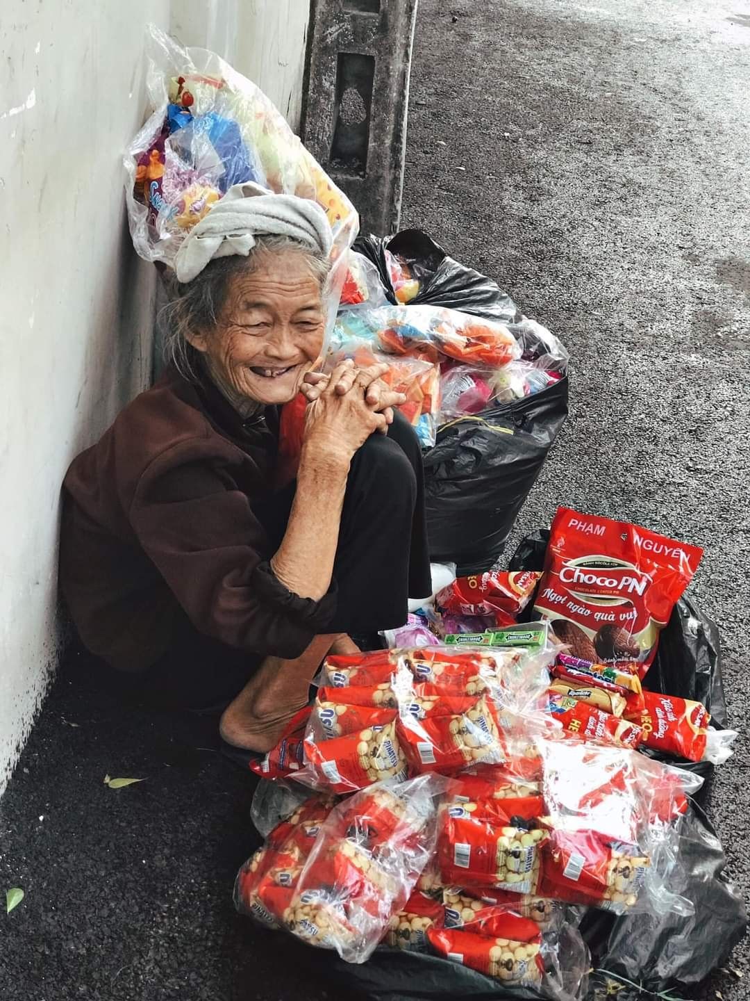 ba cu ban snack sau lung nha tho hanh thong tay - anh 3