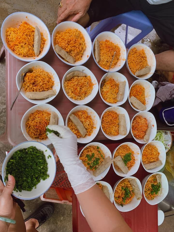 quan mi tron dinh dam nhat sai gon bi phan nan vi de khach cho gan ca tieng, an het mi chen sup moi duoc dem ra - anh 2