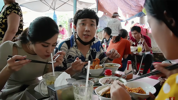 quan mi tron dinh dam nhat sai gon bi phan nan vi de khach cho gan ca tieng, an het mi chen sup moi duoc dem ra - anh 3