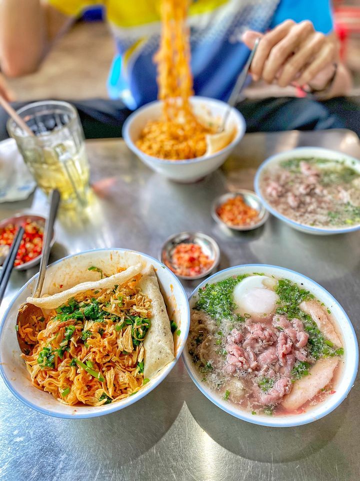 quan mi tron dinh dam nhat sai gon bi phan nan vi de khach cho gan ca tieng, an het mi chen sup moi duoc dem ra - anh 1