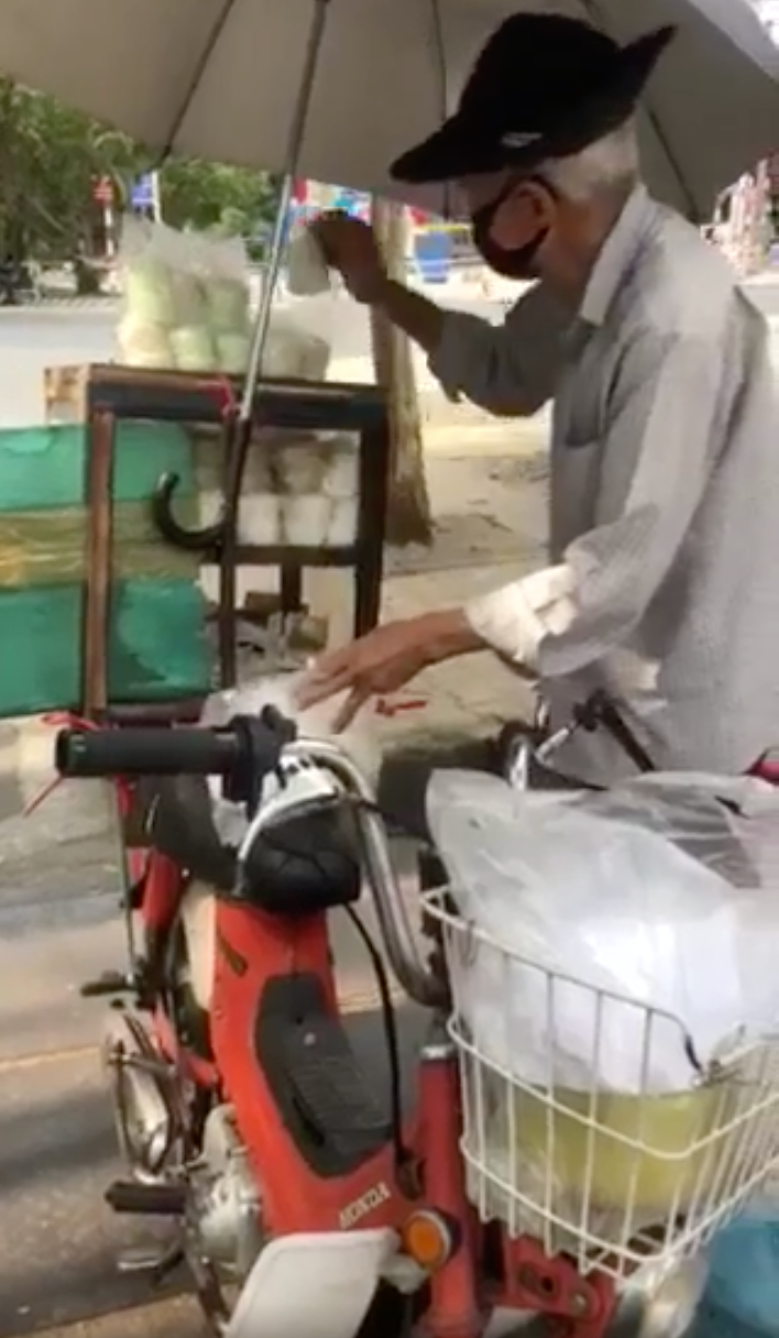 Cụ ông bán bánh bò ở Thủ Đức - ảnh 1 cu ong ban banh bo o thu duc - anh 1
