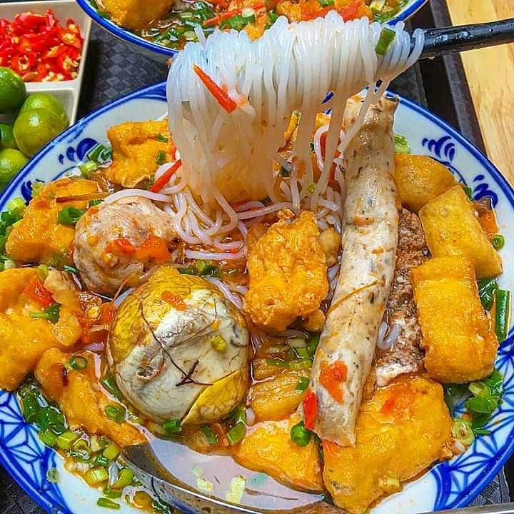 mai mai 1 tinh yeu voi 'bun rieu top mo moc gion' day u u nuc tieng khu pho co - anh 7