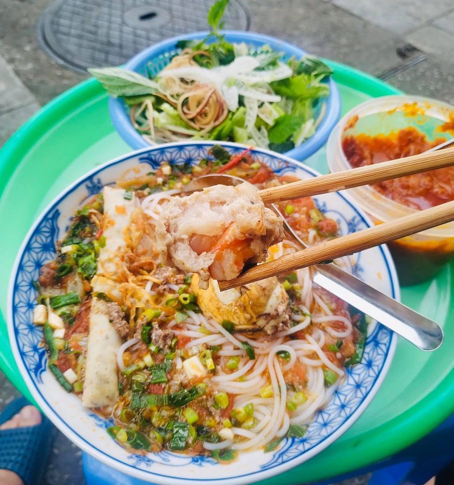 mai mai 1 tinh yeu voi 'bun rieu top mo moc gion' day u u nuc tieng khu pho co - anh 12