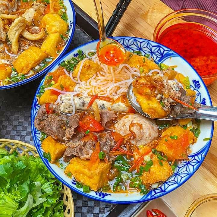 mai mai 1 tinh yeu voi 'bun rieu top mo moc gion' day u u nuc tieng khu pho co - anh 1