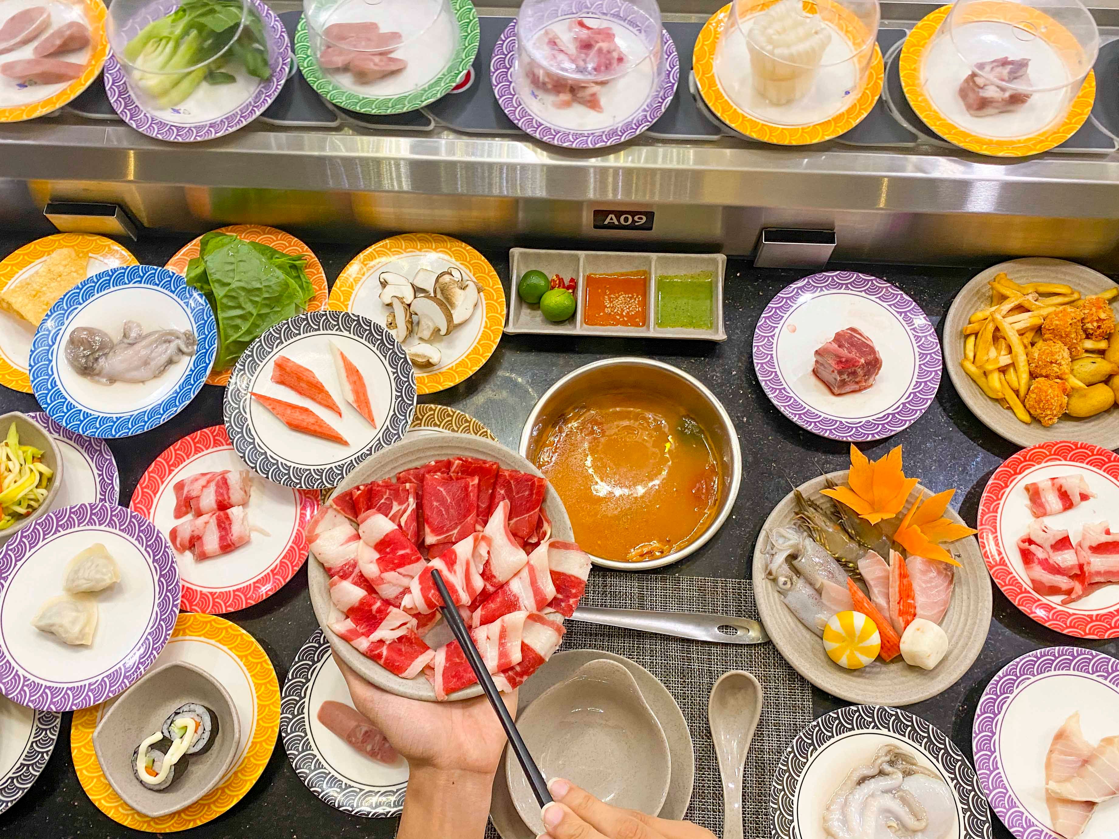 Không lăn không về với lẩu băng chuyền giá chưa đến 200k phố Bà Triệu - ảnh 1 khong lan khong ve voi lau bang chuyen gia chua den 200k pho ba trieu - anh 1