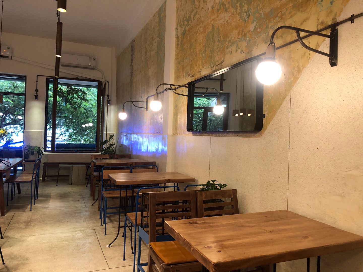 Góc cafe nhỏ xinh giữa trung tâm Xì Gòn