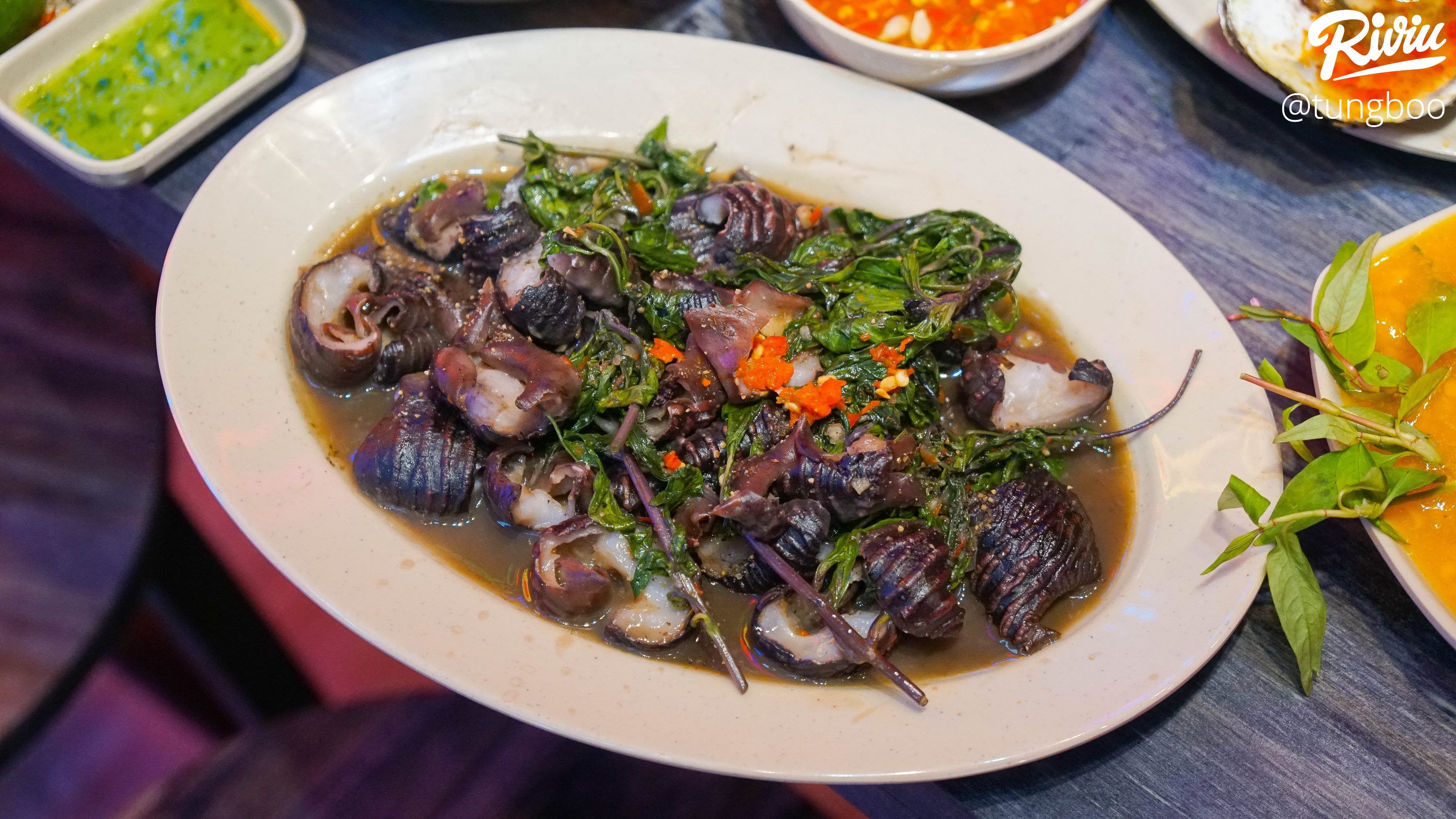 xap xinh quan oc mo xuyen dem cho team co truong khu thai ha - anh 22