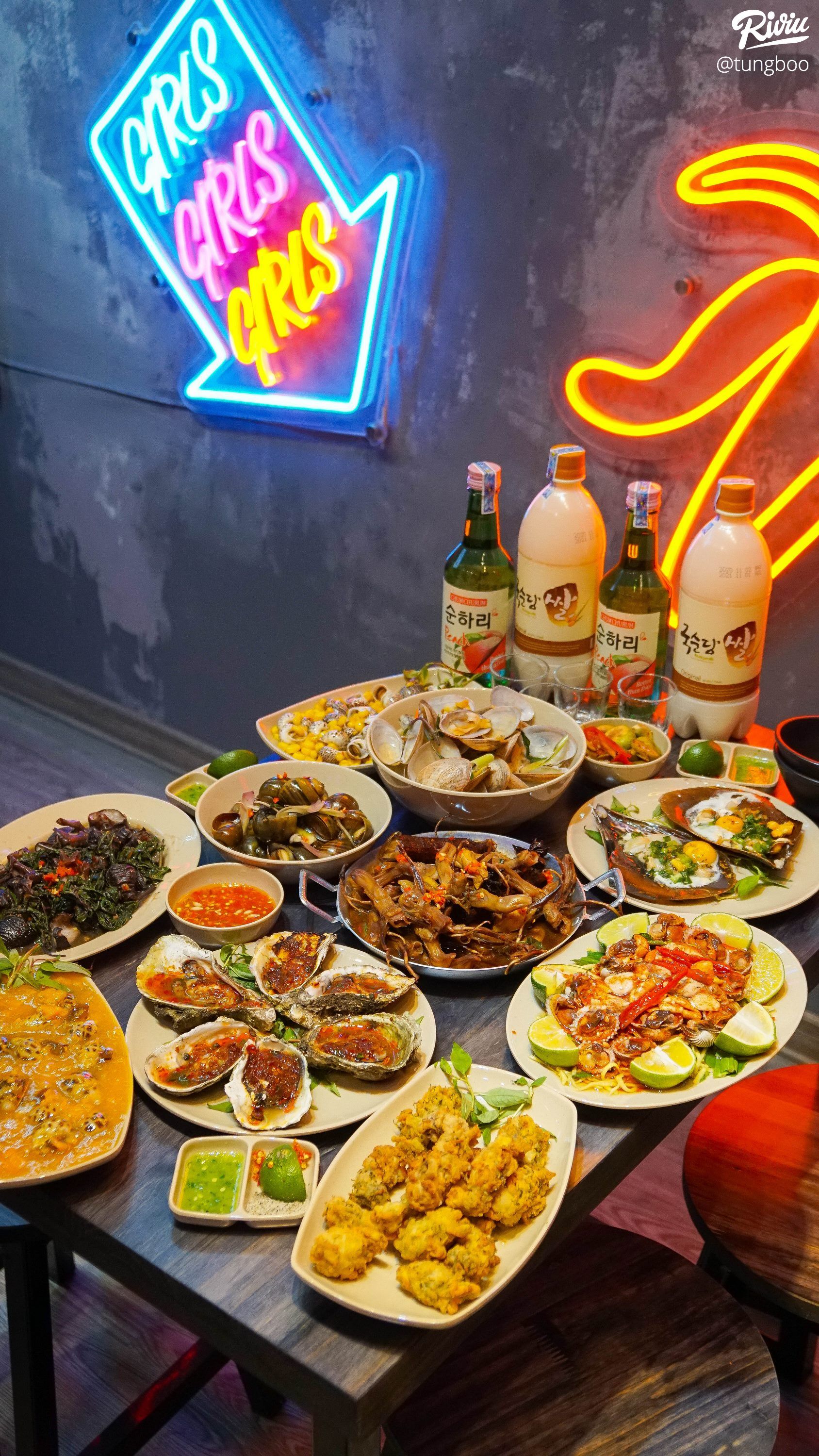 xap xinh quan oc mo xuyen dem cho team co truong khu thai ha - anh 1