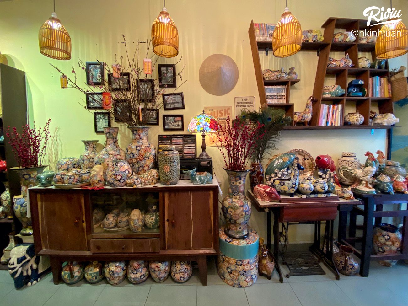 ghe tham nha cua ngoai - moc mac, thuan tuy va dam chat hoai niem  - anh 1