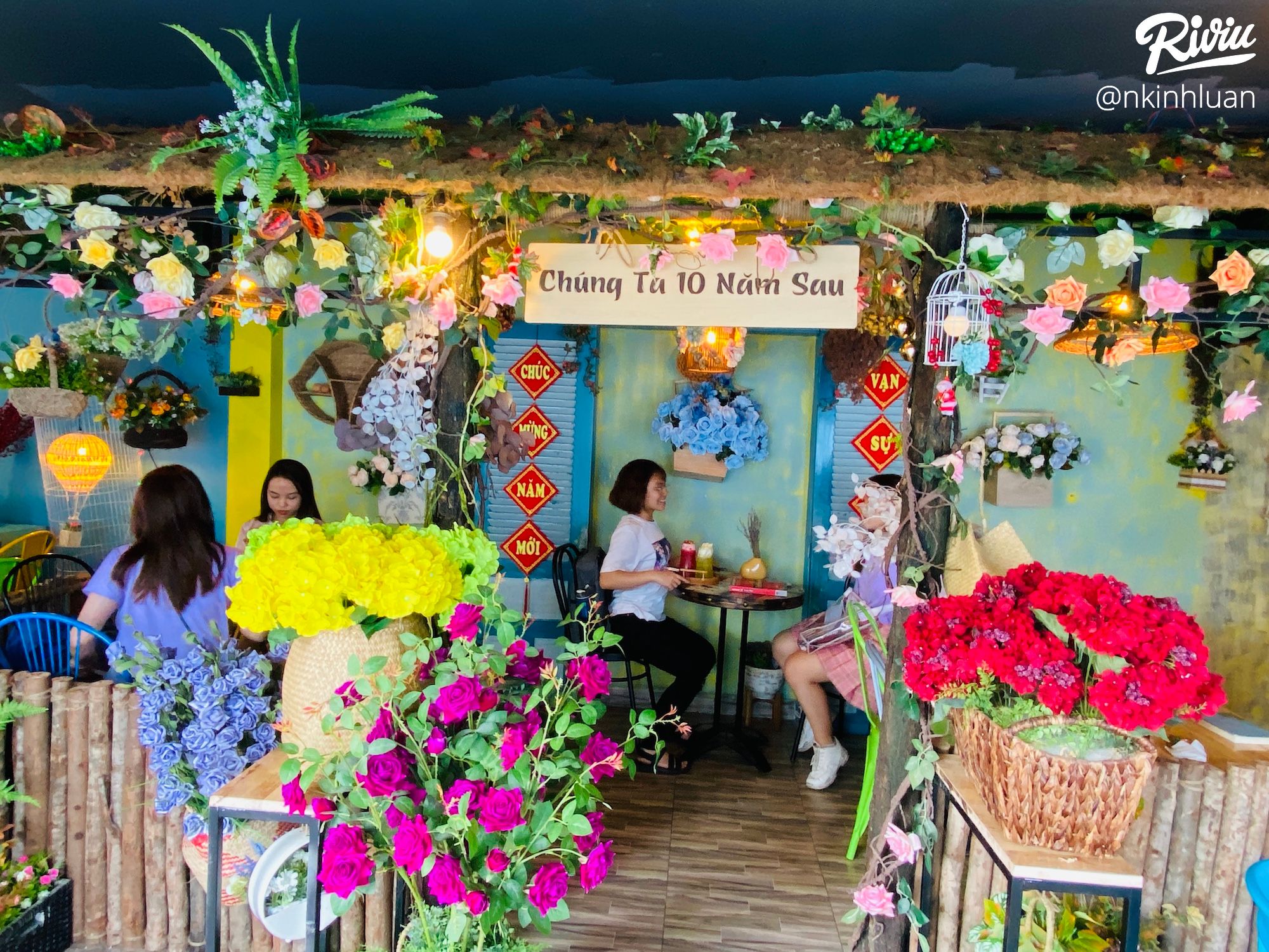 Tiệm trà Chúng ta 10 năm sau, nơi ngập tràn sắc màu của những loài hoa. - ảnh 3 tiem tra chung ta 10 nam sau, noi ngap tran sac mau cua nhung loai hoa. - anh 3