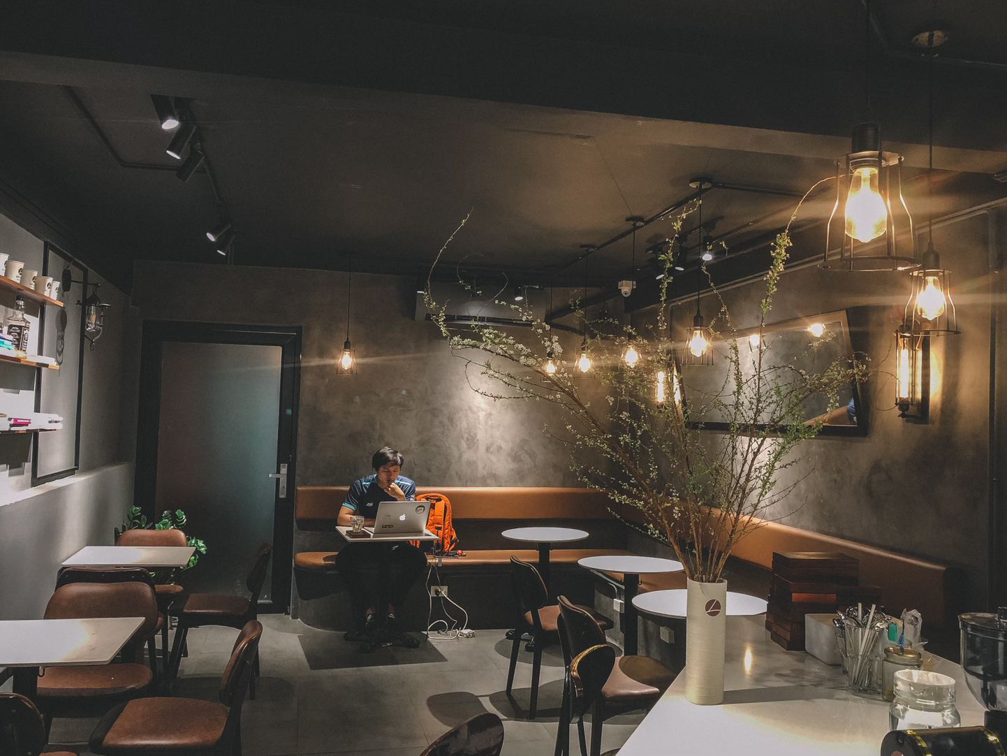 Quán cafe có chiếc sân cực chill