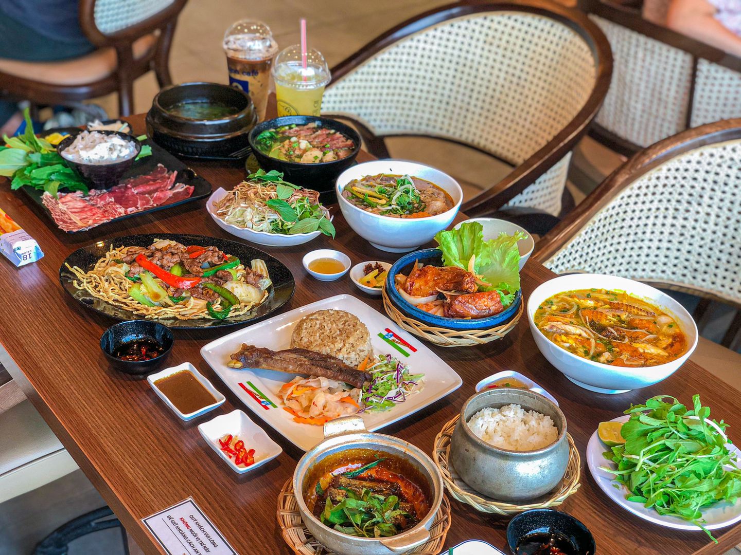 Khám Phá Làng Ẩm Thực Food Village Đa Văn Hoá Của Menas Mall Saigon Airport