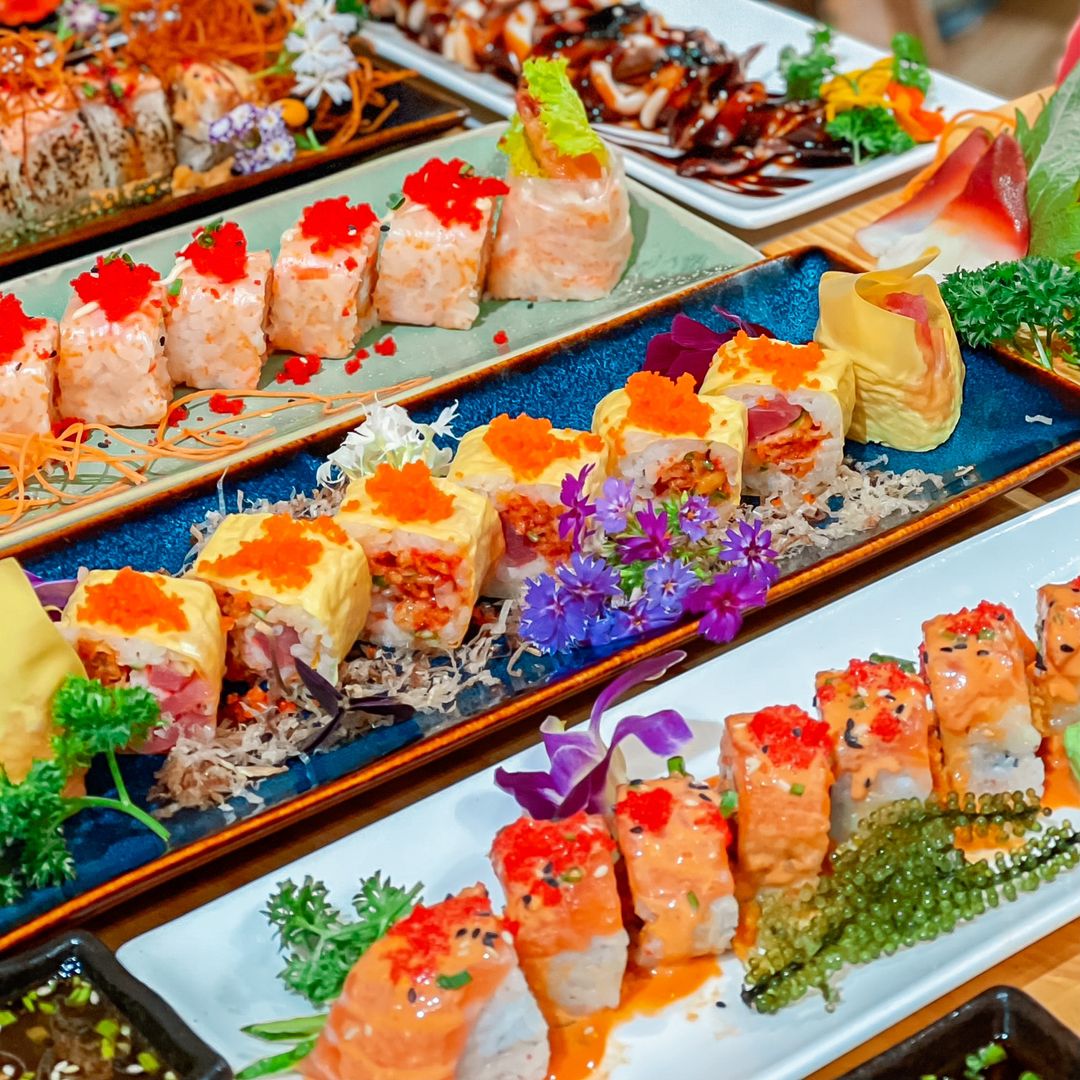 Ủa dô quán lẩu mà ăn sushi sashimi?  Gì ngang ngược vậy Neo ơi?? 