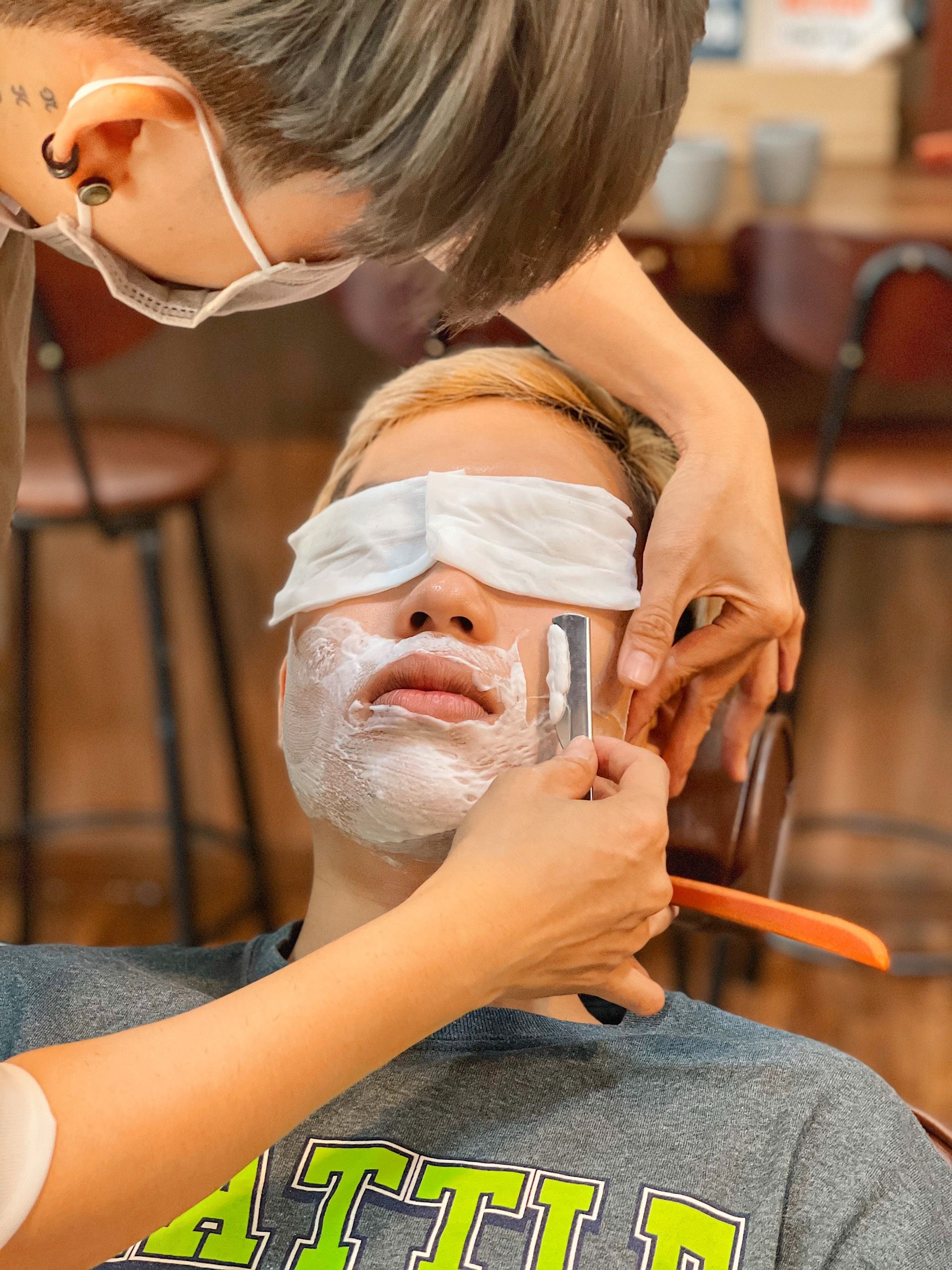 Dắt thằng bạn thân đi thử Barber shop mới mở gần nhà và cái kết không nhận ra nó nữa =)))  