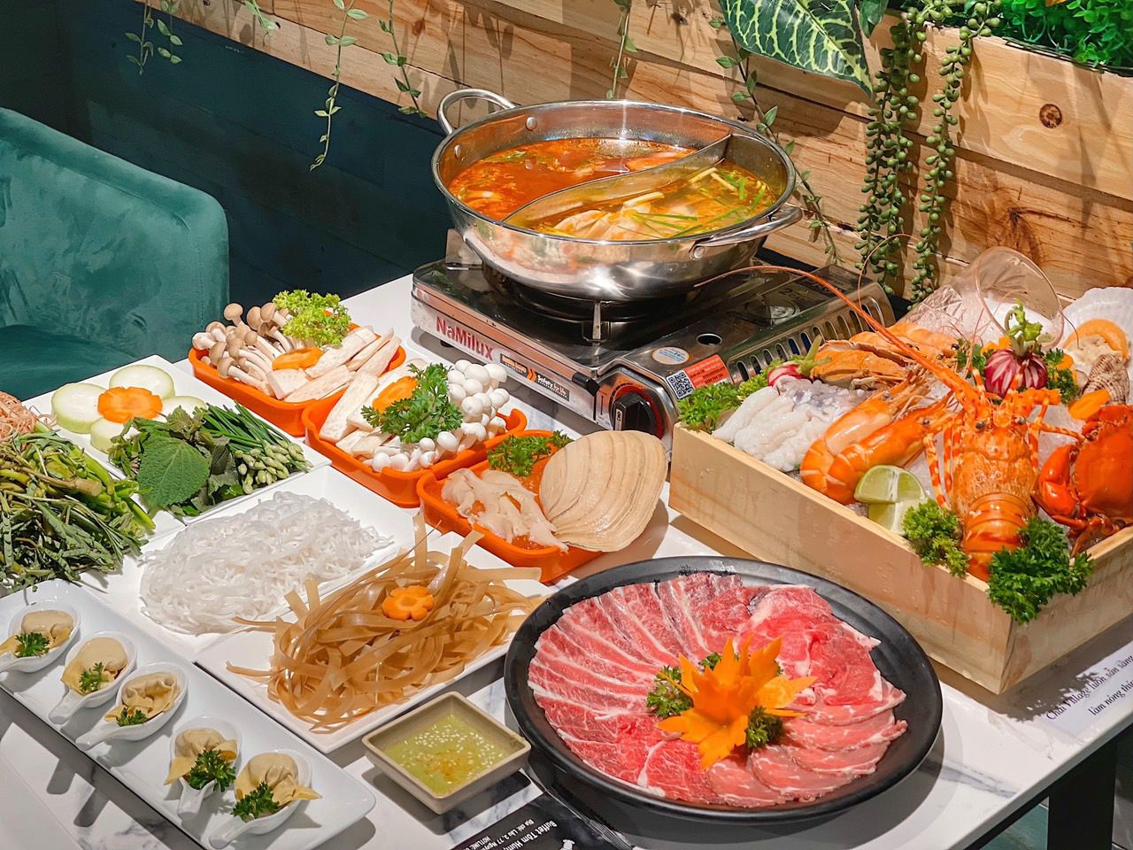 ĂN SANG CHẢNH BUFFET TÔM HÙM và LẨU CUA TUYẾT GIÁ CHỈ 599K 