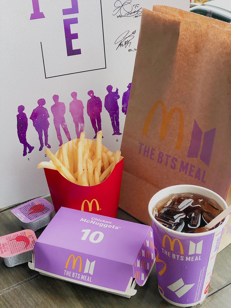 HAI MÉT VUÔNG MỘT NGƯỜI ĐỨNG XẾP HÀNG Ở MCDONALD’S CHỜ ĐÓN THE BTS MEAL 27/5 ????????