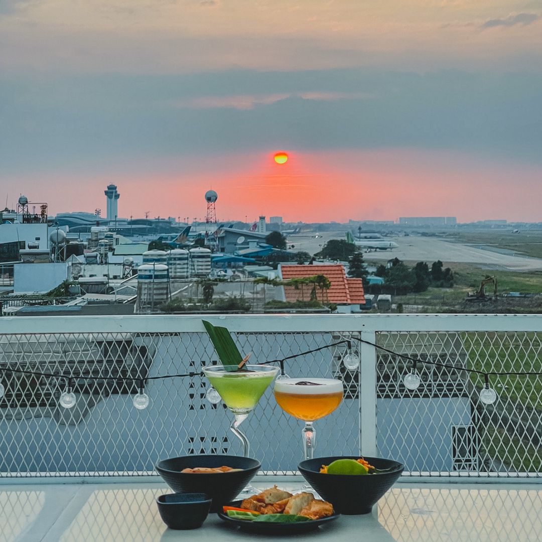 KHU SÂN BAY ĐỒNG CỎ VÀ KHOẢNH KHẮC HOÀNG HÔN SIÊU ĐỈNH TẠI HELI HUB ROOFTOP 